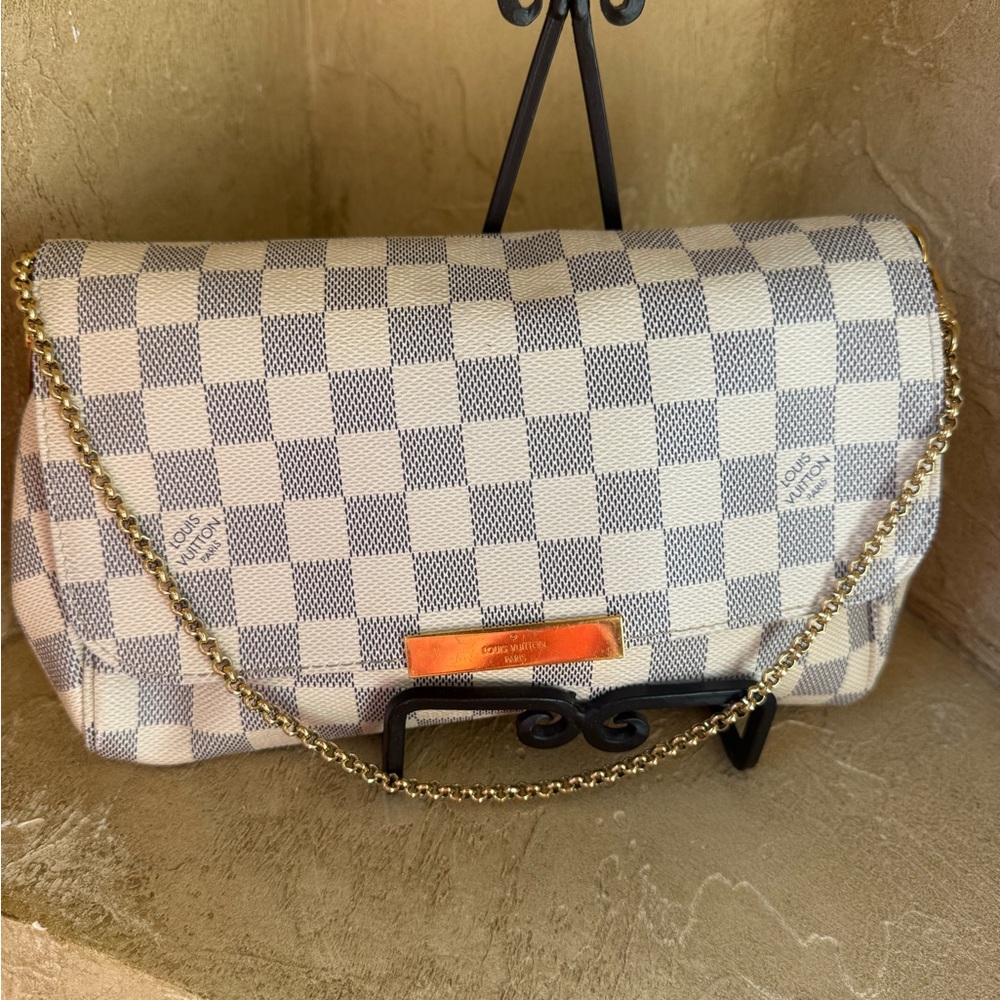 Louis Vuitton Favorite MM
Chic Checkered Shoulder Bag with Gold Chain